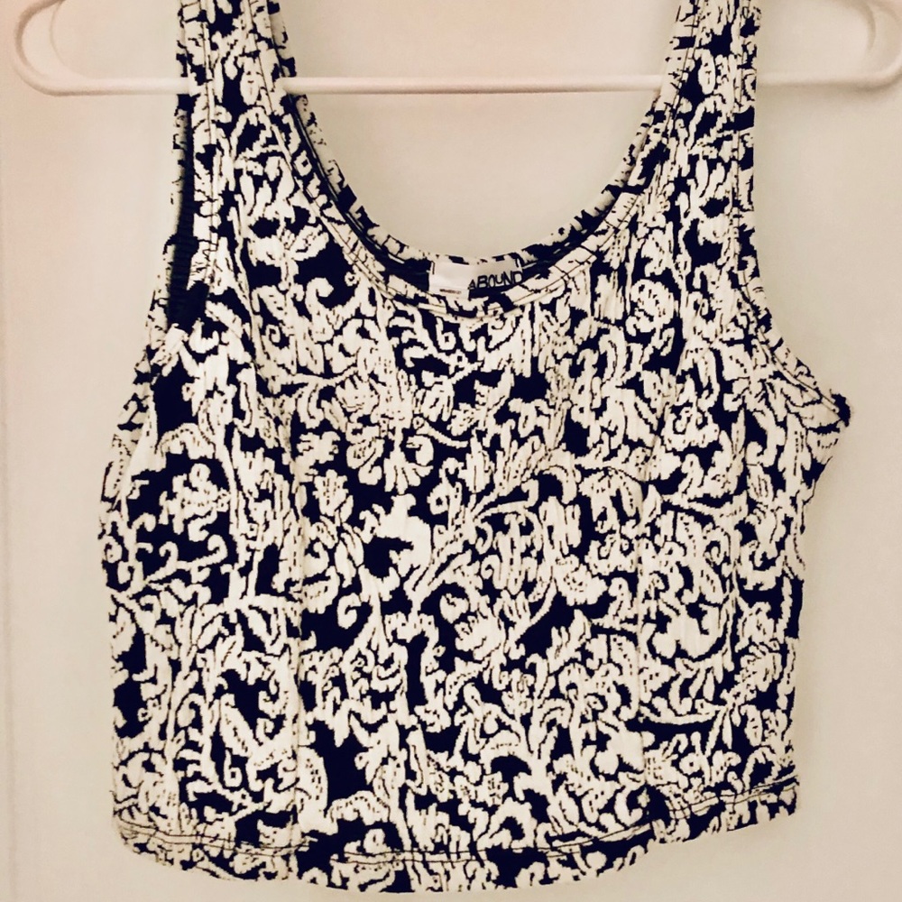 💥LIKE & I’LL DISCOUNT!💥 Black & white crop top